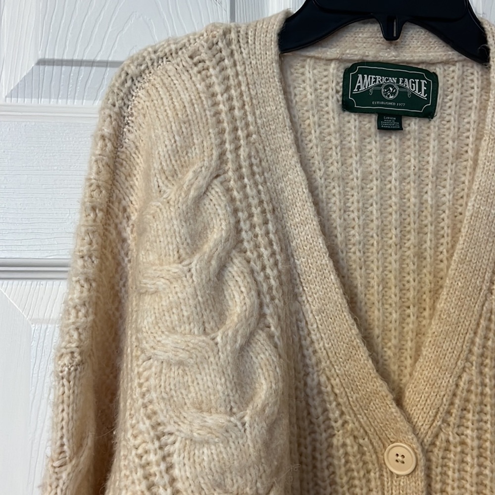 Thick cozy cream cardigan sweater American Eagle size small
